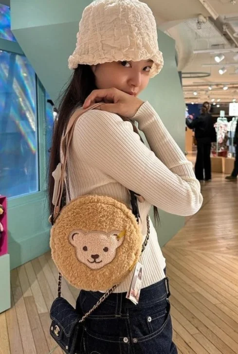 AWESOME NEEDS WAVY LAMPSHADE HAT (BLACKPINK Jennie Wear)