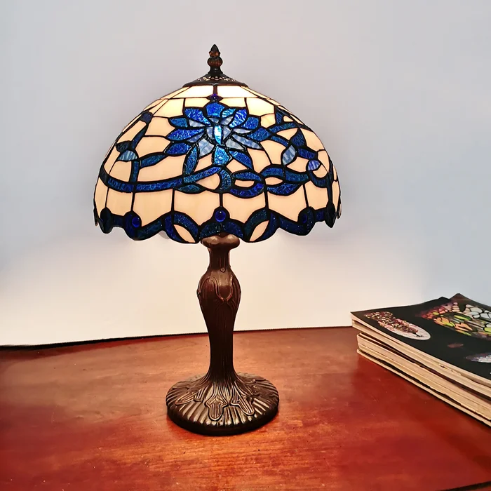 Gracie 12-inch Blue/White Flower Design Stained Glass/Bronze Tiffany-Style Table Lamp