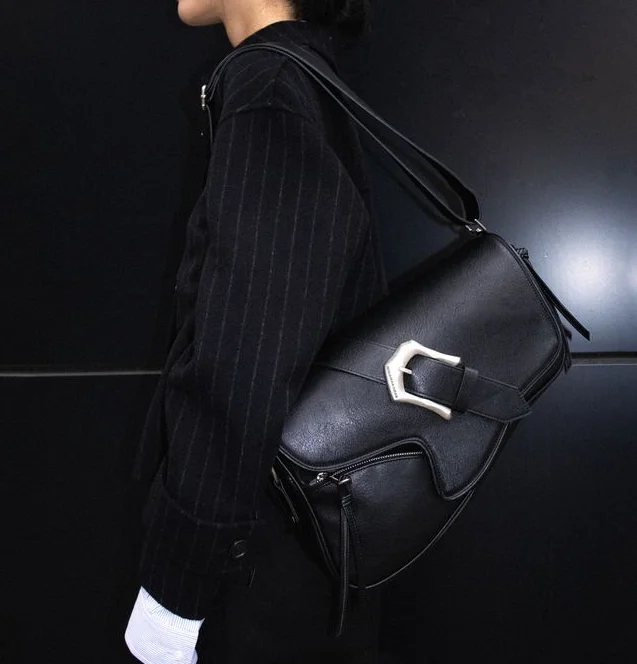 IUGAMAKARAS Bumpy Buckle Holster Bag